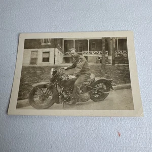 Foto instantánea real de colección 1940 Segunda Guerra Mundial hermosa policía militar con motocicleta - Imagen 1 de 5