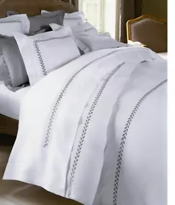 $335 Nuevo Yves Delorme Queen Sábana Plana Blanco Gris Hoja de Laurel Bordado Palacio - Imagen 1 de 14