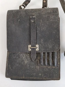 DDR, frühe Kartentasche aus genarbtem Leder, mit Trageriemen. Ungereinigtes Stüc - Picture 1 of 11