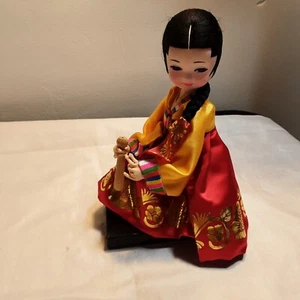 Vintage großäugige asiatische koreanische Bradley-Stil Mod Stockinette Puppe gelb und rot - Bild 1 von 17