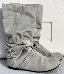 Delilah Niñas Jóvenes Talla 3 Gris Imitación Gamuza Botas holgadas Hebilla Tirantes Acento Nuevas sin Etiquetas - Imagen 1 de 8