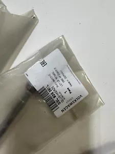 Genuine Volkswagen Glow Plug 03L-905-061-L - Picture 1 of 1