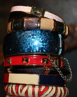 Fabuloso lote de pulseras mixtas vintage hasta ahora con broche de esmalte con bisagras # 475 Foto 1 de 2