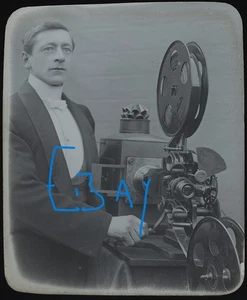 Photo USING A MAGIC LANTERN TO PROJECT A MOVING FILM C1910 Glass Slide CINEMA - Picture 1 of 5