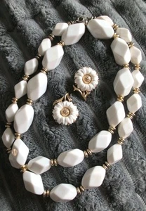 Vintage Trifari Daisy Clip Flowers Earring White Goldtone +Free Necklce PLZ READ - Picture 1 of 3