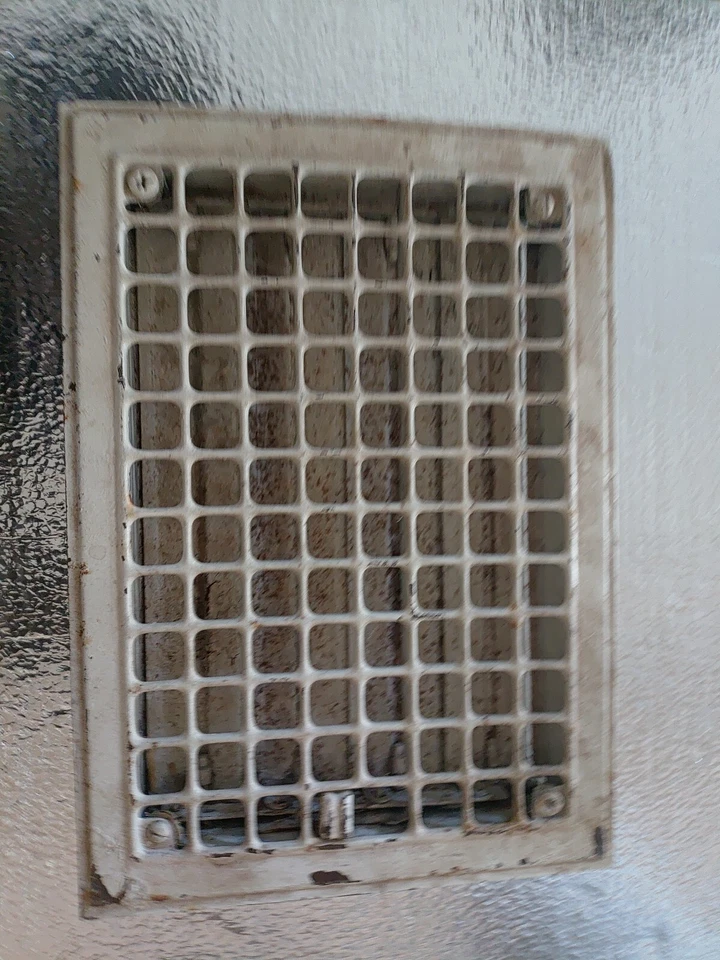 Ventilación de registro de acero estampado vintage recuperado.  As Found 8" X 12" Blanco Foto 1 de 4