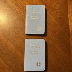 Biblia de bolsillo de colección 1968 Salmos del Nuevo Testamento Proverbios azul (2) - Imagen 1 de 4