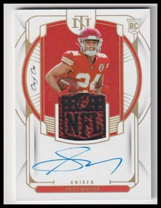 2022 National Treasures #RGS-SMO Skyy Moore Rookie Football NFL Shield Auto 1/1 - Bild 1 von 2