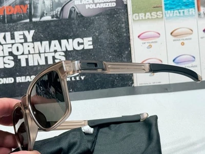 Marco Oakley Catalyst Dark Sepia con gris oscuro SKU# 9272-01 octubre 2015 56/17 144 mm Foto 1 de 4