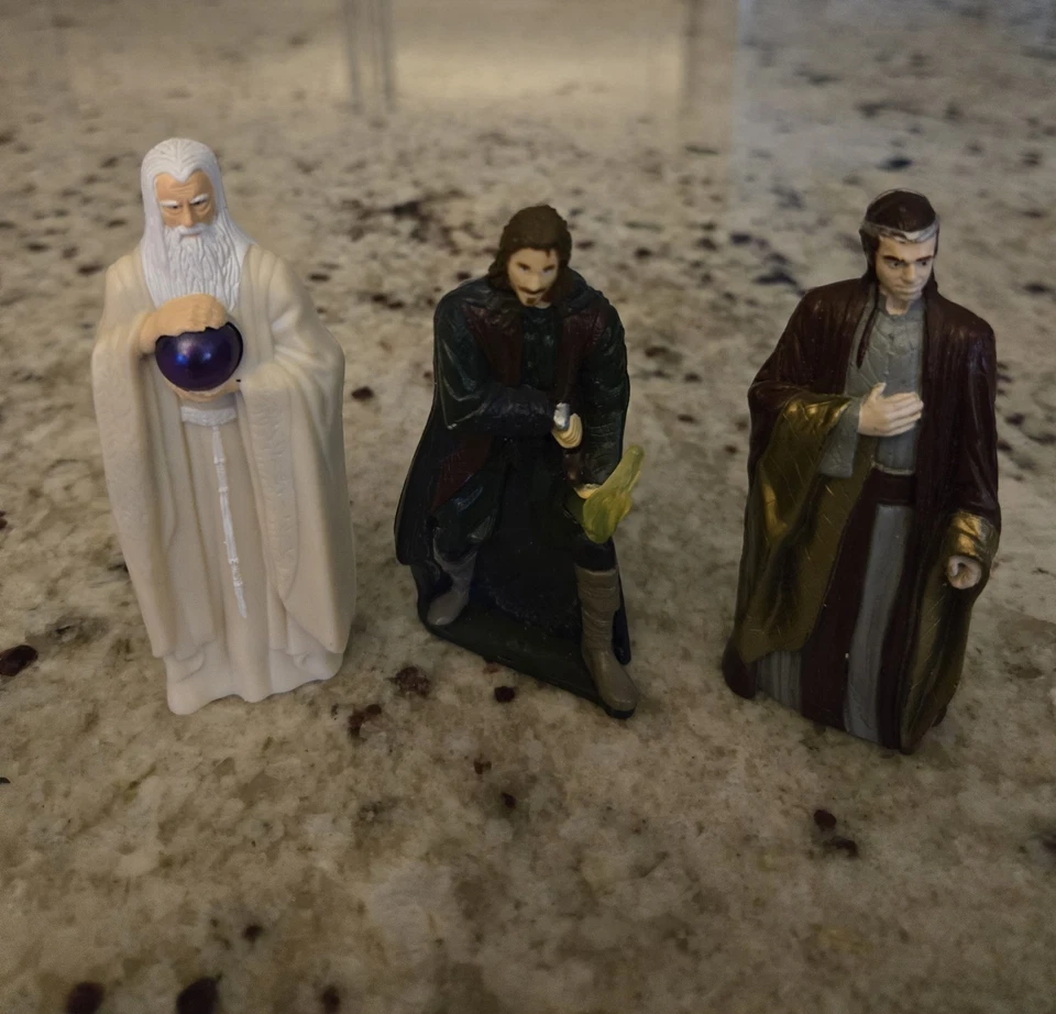Lote de 3 figuras de acción de El Señor de los Anillos Elrond, Aragorn, Sarumon Foto 1 de 1