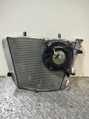 2004-2005 SUZUKI GSXR 750 OEM РАДИАТОР В СБОРЕ С ВЕНТИЛЯТОРОМ ПОВРЕЖДЕН!! - Изображение 1 из 4