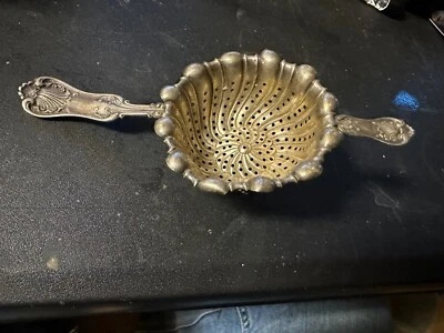 Colador de té WHITING MANF CO 1893 Imperial Queen plata esterlina sobre la taza Foto 1 de 4
