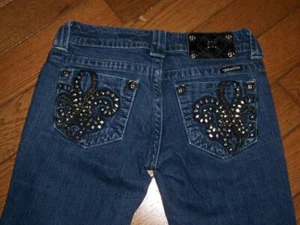 MISS ME STRAIGHTJP6048T3 DE FLEUR DE LIS CHAIN RIVETS DARK BLUE JEAN SIZE 25 - Picture 1 of 3