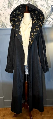 Impermeable reversible con capucha Mycra Pac Designer Wear - mediano negro dorado para mujer Foto 1 de 4