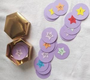 Sprüche Adventskalender Achtsamkeit 24 lila Kärtchen in einer goldenen Schachtel - Bild 1 von 8