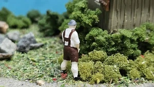 1/87 Bayer Mann mit Lederhose muss Pinkeln H0 Lustige Figur - Made in Germany - Picture 1 of 8
