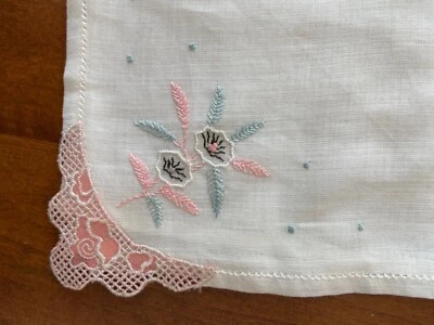 Sweet Vintage Hankie-Delicate 粉色和绿色刺绣 10 英寸方形 — 第 1/3 张图片