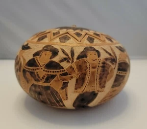 Tazón con tapa decorativo color tierra bronceado calabaza tallada a mano peruana - Imagen 1 de 6