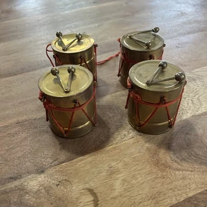 4 Vintage massive Messing Trommeln mit Schlagstöcken Weihnachtsschmuck 2 1/2" hoch Indien - Bild 1 von 7
