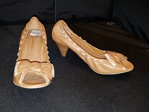 Nuevo con caja ~ B. makowsky *6,5 Med* Marrón Caramelo Recogido Lea 2,5" Tacón Cubano Peep Toes - Imagen 1 de 5