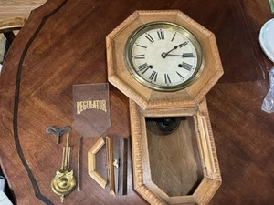 VTG 8 TAGE SCHLÜSSELAUFZUG SCHWERE EICHE REGULATOR UHR GLOCKENSPIEL UNGEPRÜFTE TEILE (wie besehen) - Bild 1 von 16