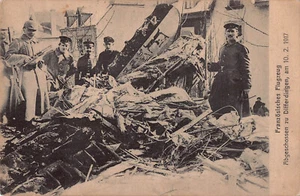 Vintage Downed Fighter Plane German Aircraft Crash Soldiers WWI Postcard - Imagen 1 de 2