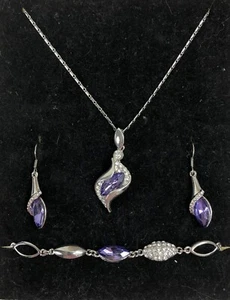 Set collana, orecchini e bracciale strass viola placcato oro laminato 18 kt - Foto 1 di 15