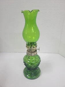 Vintage LIU Miniatur grüne Glas Öllampe 8,5" - Bild 1 von 3