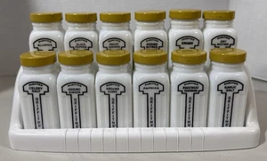 Griffith's Spice Rack Set 12 Ct Vidrio Leche Tapas Amarillas Negro Gráficos Años 30-50 - Imagen 1 de 24