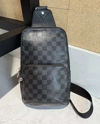 Bolso Bandolera Louis Vuitton Cuero Negro Damier Infini Onyx Avenue Foto 1 de 4
