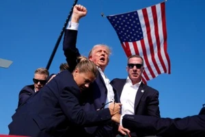 Donald Trump Surviving Assassination Attempt Fist Up MAGA 8X10 Photo Bloody Ear - Picture 1 of 1