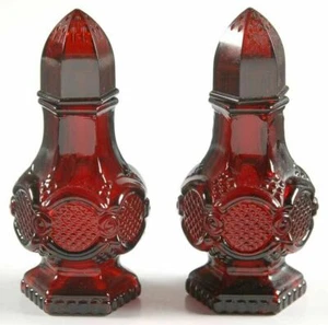 Salero y pimentero de vidrio Cape Cod rojo rubí Avon 1876 vintage 4,5" de alto - Imagen 1 de 1