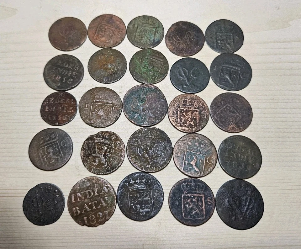 Lote de 25 monedas coloniales de cobre de las Indias Orientales con VOC de los años 1700 1800 Batav centavo de Nueva York Foto 1 de 2