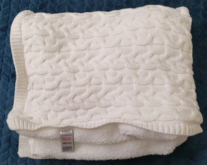 Manta tejida para bebé M&S blanco crema tejido con cable Sherpa polar reverso 04186823 - Imagen 1 de 6