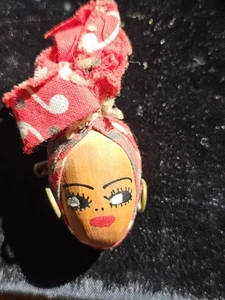 Vintage Brosche Pekannuss Dame Gesicht handgefertigt & bemalt Head Wrap Ohrringe Souvenir - Bild 1 von 6