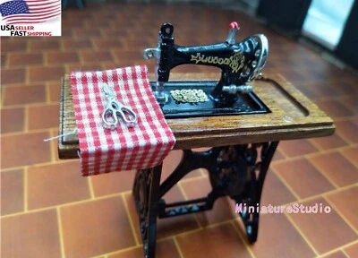 Máquina de coser miniatura para casa de muñecas 1:12 con accesorio de tela de tijera Foto 1 de 4