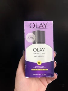 Loción de renovación diaria clásica Olay Age Defying SPF15 4 oz caducidad 26/06 - Imagen 1 de 4