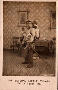 VARIAS PEQUEÑAS COSAS Hombre Con Niños Escalando Humor rppc c1912 Postal - Imagen 1 de 2