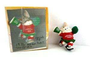 Hallmark Rah Rah Rabbit 1986 Polo Norte Animadora Adorno de Navidad SIN CAJA - Imagen 1 de 5