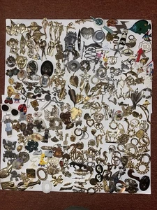 RIESIGES VINTAGE SCHMUCK KONVOLUT 250 Broschen Anstecknadeln Satirisch Blumen Blätter Tiere + - Bild 1 von 18