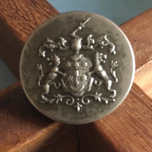 Ancien Bouton Argenté Armoiries aux Lions Chevalier 28 mm - Foto 1 di 2