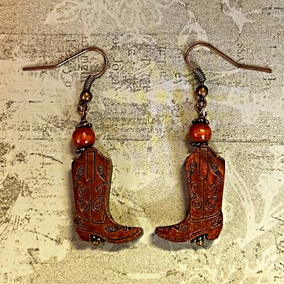 Pendientes colgantes de bota de madera marrón grabados en tono cobre. Artesano. Vaqueras. S084 Foto 1 de 3