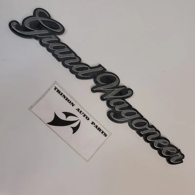 1984 - 1991 吉普 Grand Wagoneer 标志铭牌后徽章银色原始设备制造商无粘合剂 — 第 1/3 张图片