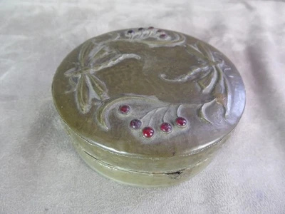 BELLE BOÎTE en étain, ancienne, décor aux libellules et cabochons. - Photo 1/4