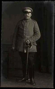 1915 Feldpostkarte Echtfoto-AK Soldat in Pose mit Uniform gel. Stempel Durlach - Bild 1 von 1