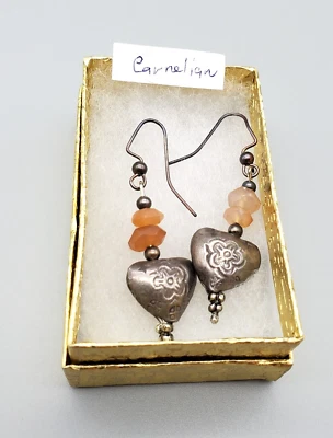 Pendientes Cuentas Colgantes Tono Plata Corazones Cornalina Alambre Perforado Joyería Usados en Excelente Condición De Colección Foto 1 de 4