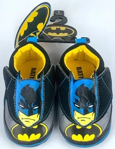 DC Comics Batman Gesicht Jungen Kleinkind Schuhe Größe 1 (3-6 Monate) Haken/Schlaufe schließen Brandneu mit Etikett - Bild 1 von 6