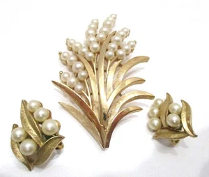 Trifari Vintage Pin Brooch & Clip Earrings Gold Tone & Pearls - Picture 1 of 9