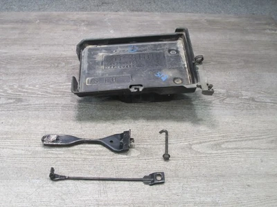 10-13 LEXUS IS350 IS250 CONJUNTO DE MONTAGEM SUPORTE DE BANDEJA DE BATERIA 74431-53050 FABRICANTE DE EQUIPAMENTO ORIGINAL - Imagem 1 de 4