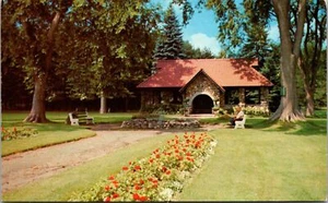 Entrance To Greeley Park Nashua New Hampshire Postcard - Picture 1 of 2